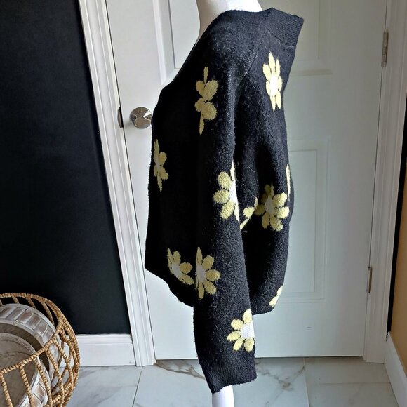 NWOT! COZY FLOWER CARDIGAN SWEATER SZ M - Picture 3 of 5